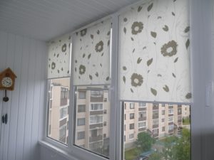 Установка рулонных штор на пластиковые окна в Сочи
